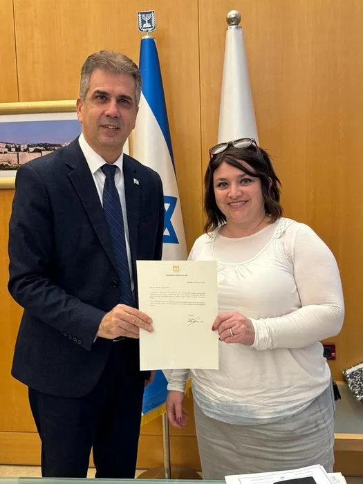 Minister of Foreign Affairs Eli Cohen presents the Alevy Family with a letter of thanks in recognition of their contribution to the Iron Swords War.