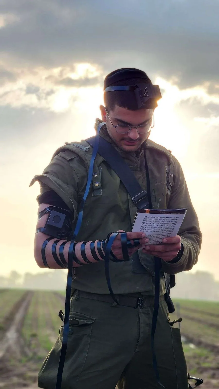 Volunteers with an IDF unit in the field.
