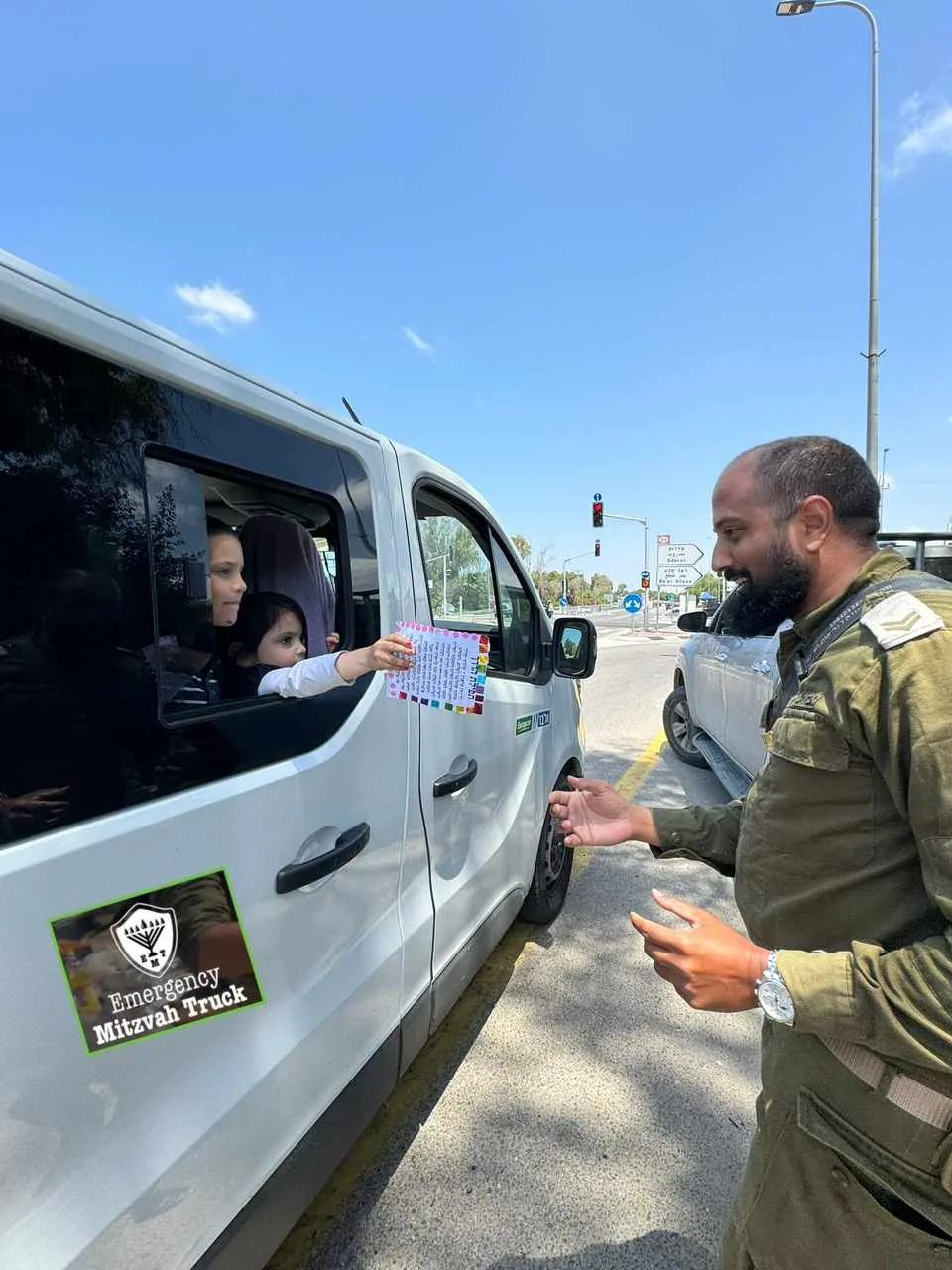 Volunteers serving soldiers in the field.